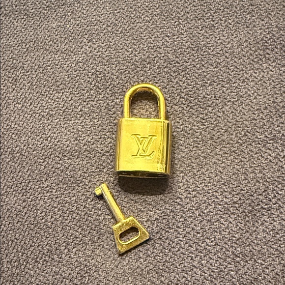 Louis Vuitton Shiny Gold Lock and Key - Picture 2 of 5